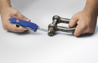 Купить Нож перочинный VICTORINOX Skipper Pro, 111 мм, 12 функций, с фиксатором лезвия, со шнурком, синий арт. 0.8503.2MW